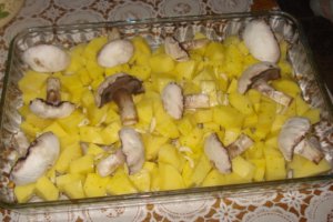 Cartofi la cuptor cu ciuperci si kaizer