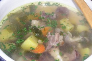 Ciorba cu ciolan afumat, leurda si moare de varza