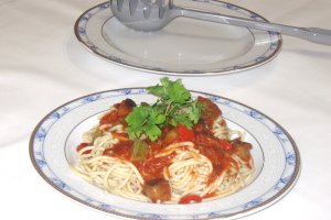 Spaghetti in sos de rosii cu vinete , dovlecei si ardei gras