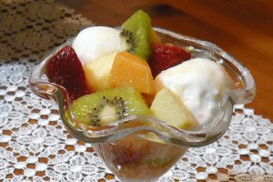 Salata de fructe cu inghetata de lamaie