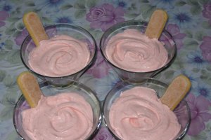 Desert cu crema de capsuni