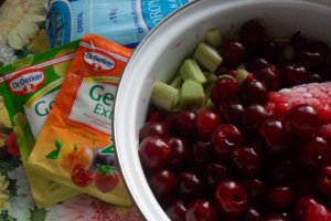 Dulceata de strugurei, rabarbura si visine