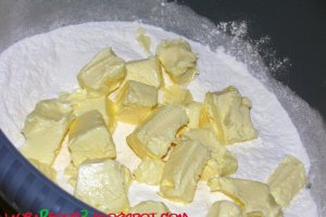 Placinta cu trei feluri de branza si ceapa verde