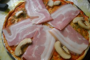 Pizza cu porumb si mezeluri