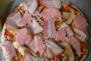 Pizza cu porumb si mezeluri