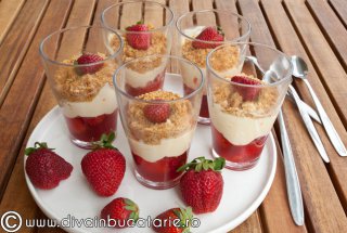 Crumble rece cu capsune la pahar