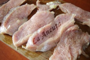 Piept de curcan cu sos de rosii picant