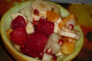Salata de fructe in coaja de pepene