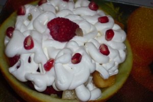 Salata de fructe in coaja de pepene