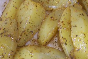 Cartofi aromati si ciuperci cu pulpe de pui la cuptor