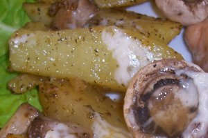 Cartofi aromati si ciuperci cu pulpe de pui la cuptor