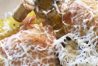 Cartofi aromati si ciuperci cu pulpe de pui la cuptor