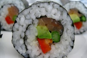 Maki Sushi cu sparanghel, avocado si somon afumat