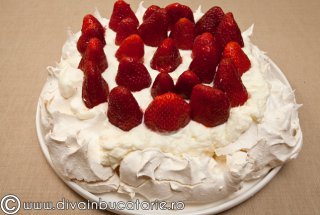 Pavlova cu capsune