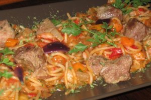 Spaghetti cu carne si legume