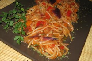 Spaghetti cu carne si legume