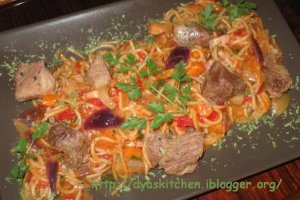 Spaghetti cu carne si legume