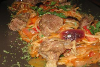 Spaghetti cu carne si legume