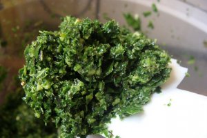 Pizza cu spanac si pesto cu o salata de capsuni cu spanac