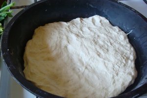 Pizza cu spanac si pesto cu o salata de capsuni cu spanac