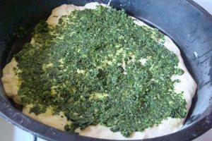 Pizza cu spanac si pesto cu o salata de capsuni cu spanac