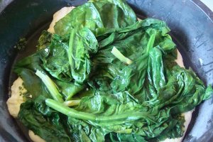 Pizza cu spanac si pesto cu o salata de capsuni cu spanac