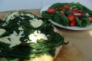 Pizza cu spanac si pesto cu o salata de capsuni cu spanac