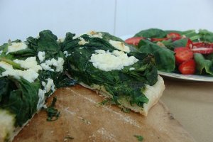 Pizza cu spanac si pesto cu o salata de capsuni cu spanac