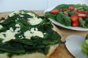 Pizza cu spanac si pesto cu o salata de capsuni cu spanac