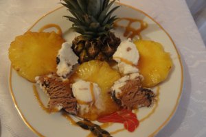 Ananas caramelizat cu inghetata