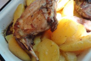 Friptura de iepure la cuptor cu cartofi