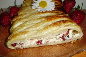 Strudel cu branza de vaci si merisoare