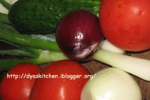 Salata  de rosii, ceapa si castraveti - vedeta in bucataria mea