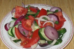 Salata  de rosii, ceapa si castraveti - vedeta in bucataria mea
