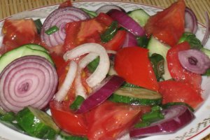 Salata  de rosii, ceapa si castraveti - vedeta in bucataria mea