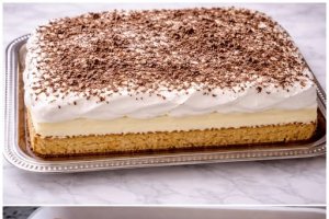 PRAJITURA CU CREMA DE VANILIE SI BEZEA