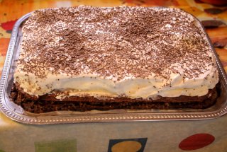 PRAJITURA CU CREMA DE VANILIE SI BEZEA