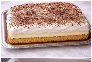 PRAJITURA CU CREMA DE VANILIE SI BEZEA