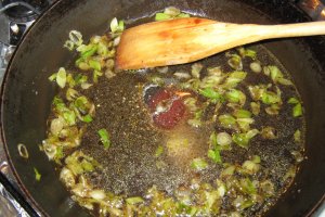 Salata de laptuci cu ceapa verde si nuci