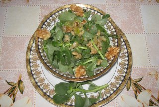 Salata de laptuci cu ceapa verde si nuci