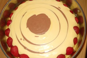 Tort zebra cu branza si capsuni