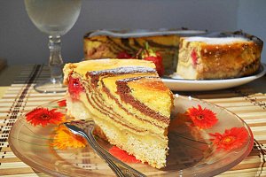 Tort zebra cu branza si capsuni
