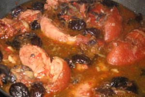 Mancare de prune uscate cu afumatura