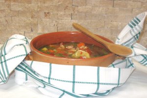 Ciorba cu ciolan afumat  si legume acrita cu zeama de varza
