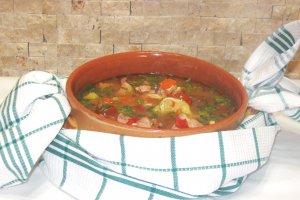 Ciorba cu ciolan afumat  si legume acrita cu zeama de varza