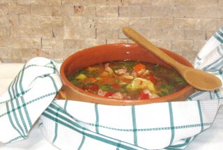 Ciorba cu ciolan afumat  si legume acrita cu zeama de varza
