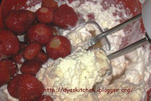 Clatite umplute cu crema de capsuni