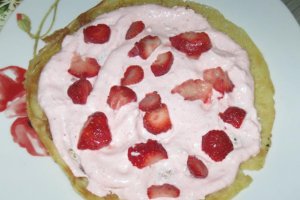 Clatite umplute cu crema de capsuni