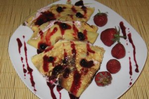 Clatite umplute cu crema de capsuni