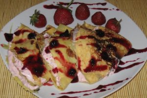 Clatite umplute cu crema de capsuni